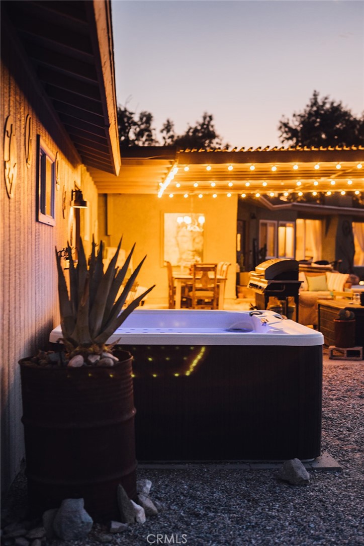 https://media.crmls.org/medias/32db038a-6274-4a76-936d-b8c6482846c9.jpg?preset=X-Large