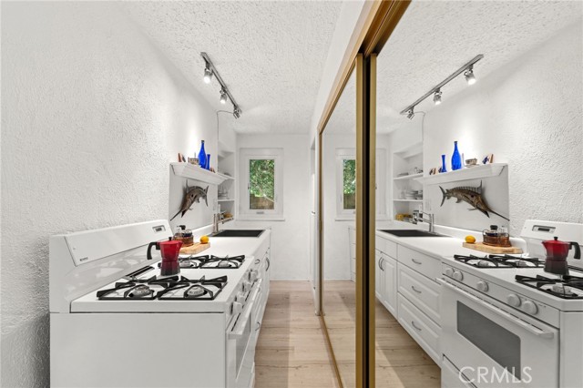 1800 Highland Avenue, Manhattan Beach CA: https://media.crmls.org/medias/32db457d-f5e3-446b-b4ab-606353ec3ddd.jpg