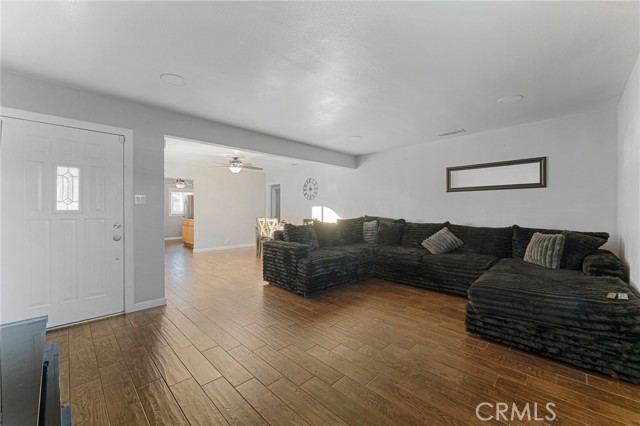 9646 Palmetto Avenue, Fontana CA: https://media.crmls.org/medias/32dc2172-25c2-422d-9d30-67fa64793740.jpg