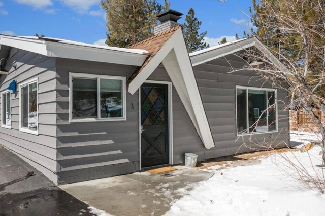 560 Edgemoor, Big Bear Lake CA: https://media.crmls.org/medias/32dd6f2b-a7a2-41b1-9ed3-9e1d0d2f205f.jpg
