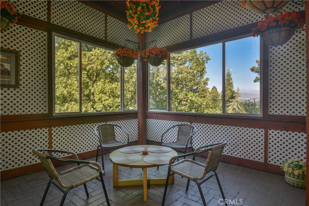 https://media.crmls.org/medias/32dec7af-560f-4f93-8777-47f459ba16bf.jpg?preset=X-Large