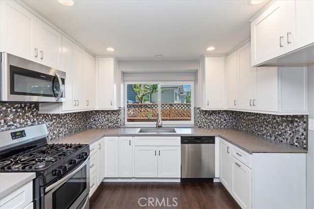 Detail Gallery Image 2 of 31 For 983 Elsa Ct #B,  Corona,  CA 92881 - 2 Beds | 2/1 Baths