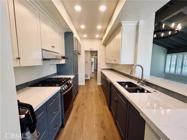 Detail Gallery Image 2 of 19 For 2155 Vista Dorado, Newport Beach,  CA 92660 - 2 Beds | 2 Baths