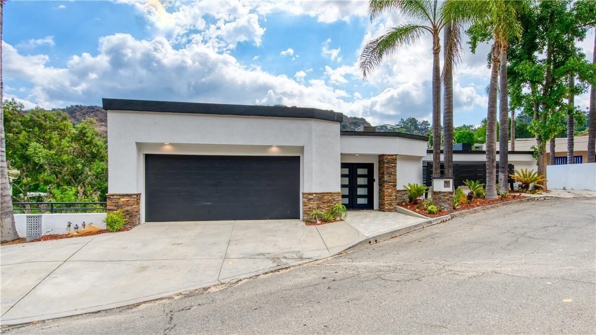 Detail Gallery Image 2 of 30 For 3614 Camino De La Cumbre, Sherman Oaks,  CA 91423 - 5 Beds | 4/1 Baths