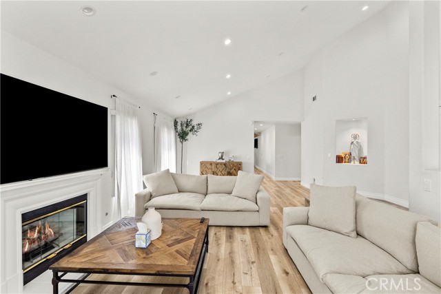15435 Cohasset Street photo 7