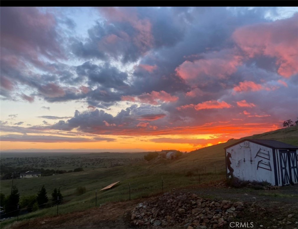 https://media.crmls.org/medias/32e579ce-d5b9-4ca9-b514-8b882cdad5c8.jpg?preset=X-Large