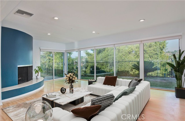 Detail Gallery Image 2 of 18 For 3610 Scadlock Ln, Sherman Oaks,  CA 91403 - 3 Beds | 2/1 Baths