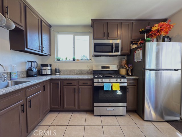 851 Amador Avenue, Ontario CA: https://media.crmls.org/medias/32e75049-057c-42af-9b81-41a36cbc534e.jpg