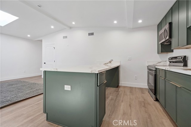 Detail Gallery Image 5 of 32 For 10028 Shoup, Chatsworth,  CA 91311 - 2 Beds | 2 Baths