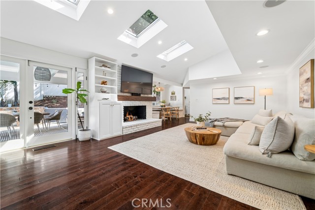 Detail Gallery Image 15 of 73 For 4590 Ensenada Dr, Woodland Hills,  CA 91364 - 3 Beds | 2/1 Baths