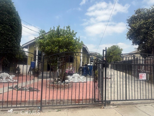 815 E 111th Place, Los Angeles CA: https://media.crmls.org/medias/32f3edda-610d-448f-bca0-57559f520a07.jpg
