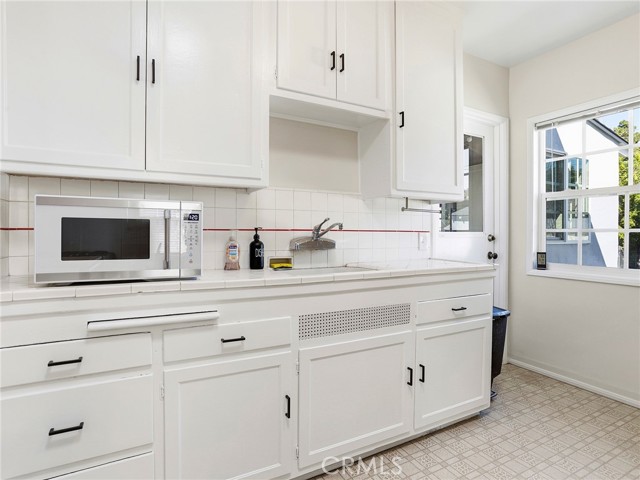 Detail Gallery Image 16 of 45 For 228 N Beachwood Dr, Burbank,  CA 91506 - 3 Beds | 1 Baths