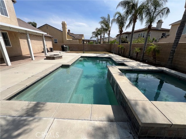 8003 Bluff View Lane, Eastvale CA: https://media.crmls.org/medias/32f47b57-4d1c-4a34-8ab4-f0393666d160.jpg