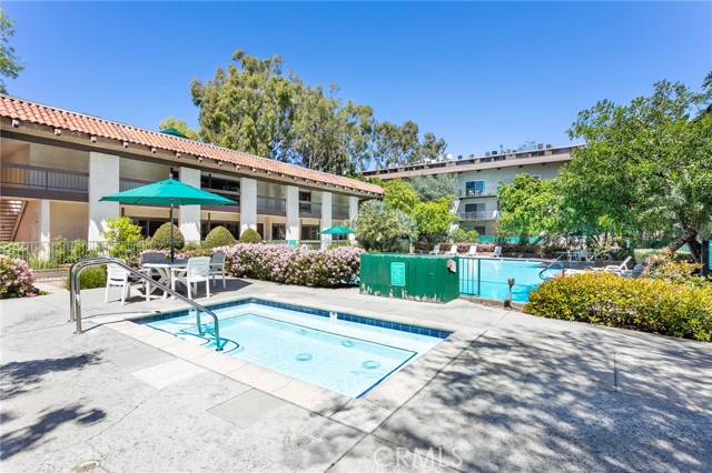Detail Gallery Image 15 of 17 For 5460 White Oak Ave #K304,  Encino,  CA 91316 - 2 Beds | 2 Baths
