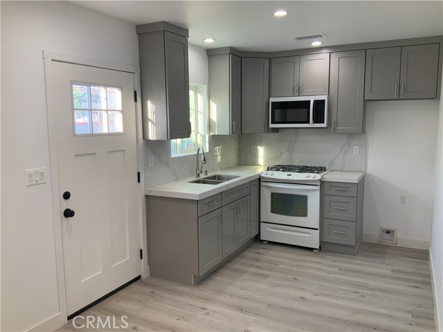 15330 Hart Street, Van Nuys CA: https://media.crmls.org/medias/32f54ebd-52a5-4a33-902d-0bf3ba765eba.jpg