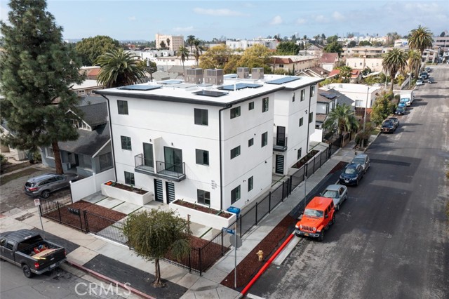 Detail Gallery Image 3 of 42 For 443 N Harvard Bld, Los Angeles,  CA 90004 - 3 Beds | 3 Baths