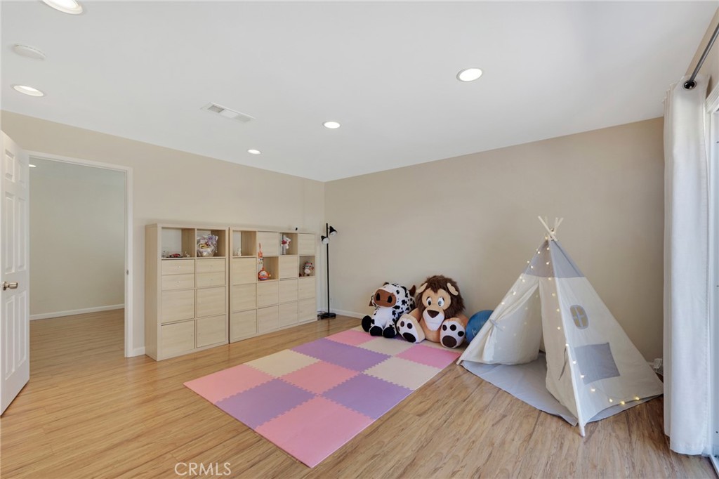 https://media.crmls.org/medias/32fbc0d2-70f0-494e-97df-e73c66193b60.jpg?preset=X-Large