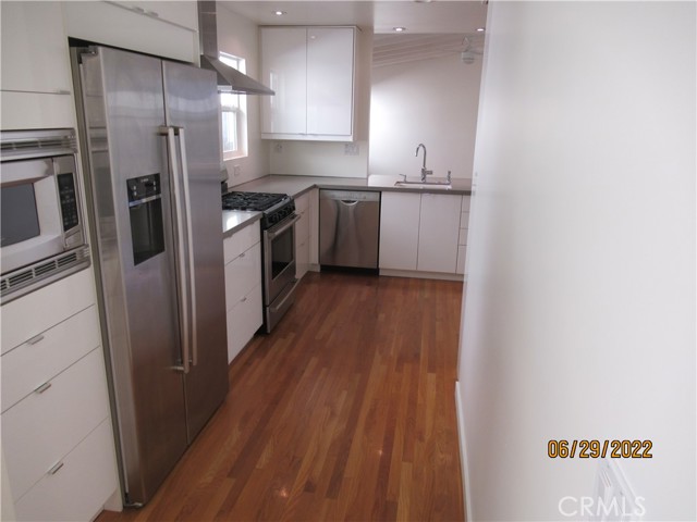 656 Rosecrans Avenue, Manhattan Beach, California 90266, 3 Bedrooms Bedrooms, ,1 BathroomBathrooms,Residential,Sold,Rosecrans,SB22143414