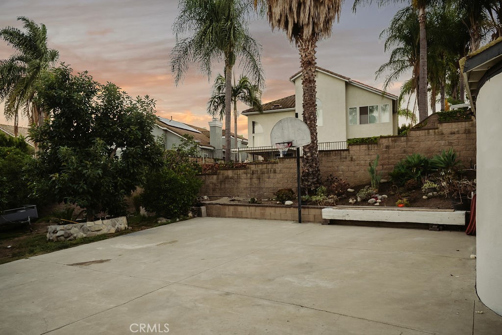 https://media.crmls.org/medias/32fcfd06-c350-456c-9cae-ba880140550f.jpg?preset=X-Large