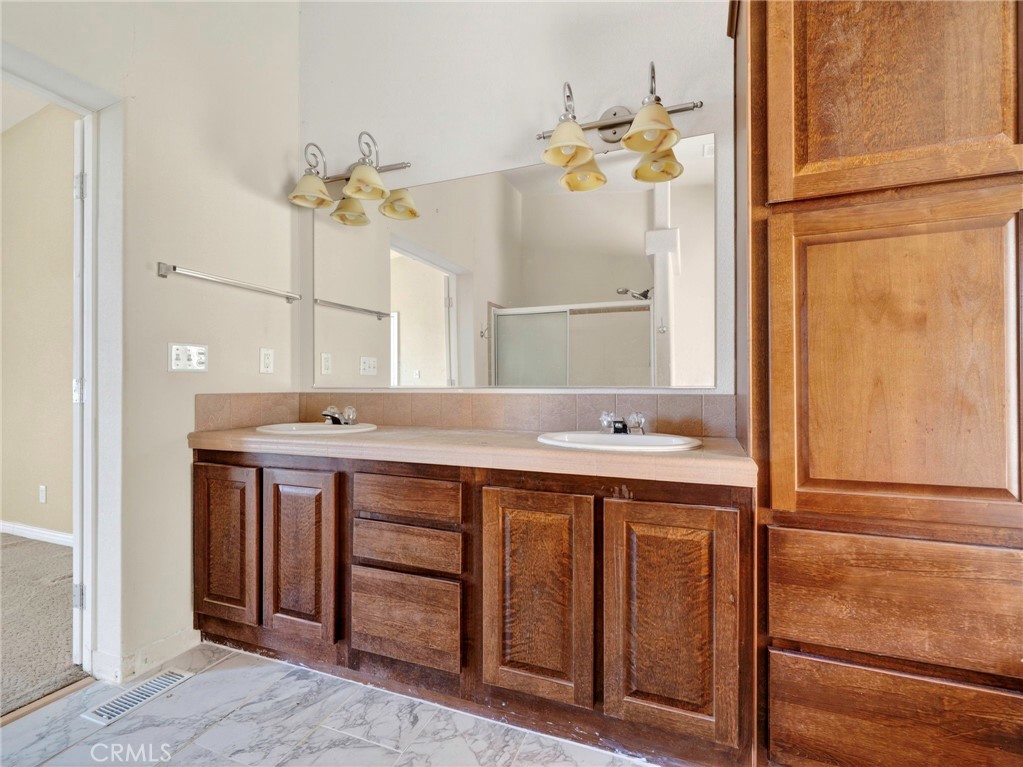 https://media.crmls.org/medias/32fd1486-c666-441b-930f-9bc9068246e8.jpg?preset=X-Large