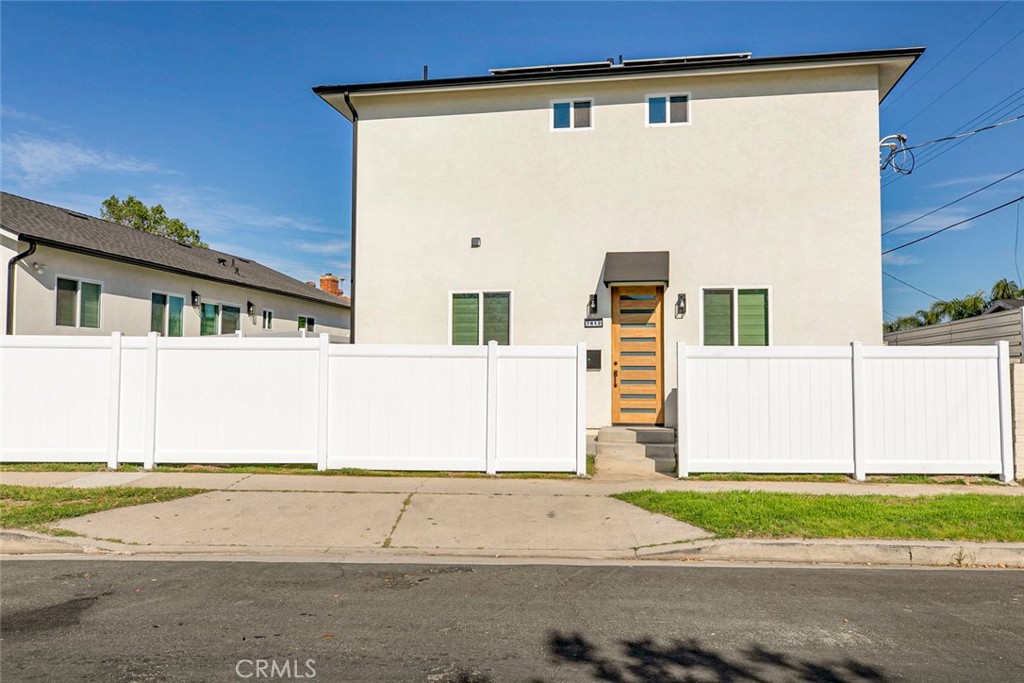 7612 N Shadyglade Avenue — architectural residence