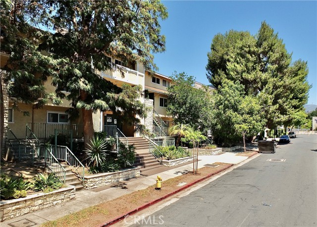 121 Sinclair Avenue, Glendale CA: https://media.crmls.org/medias/32ff5598-7704-4b34-9fc0-74b9d75f8f62.jpg