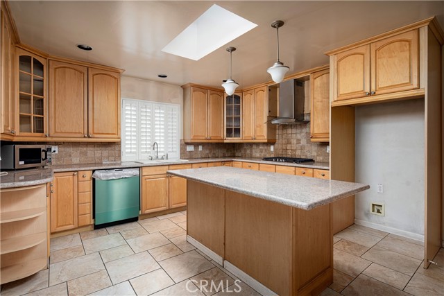 23040 Saticoy Street, Canoga Park CA: https://media.crmls.org/medias/32ffaab1-caf8-407f-83f9-5edf509ec2bb.jpg