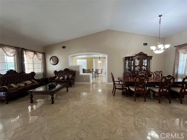 10072 Berkshire Drive, Jurupa Valley CA: https://media.crmls.org/medias/32ffd7a9-3dc6-4758-b6c9-98cf25a61d82.jpg