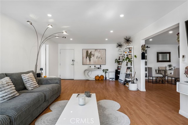 Detail Gallery Image 3 of 17 For 18530 Hatteras St #213,  Tarzana,  CA 91356 - 2 Beds | 2 Baths