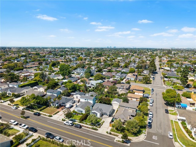 340 Broadway, Costa Mesa CA: https://media.crmls.org/medias/33006638-7167-487c-a7ad-09fa79ce2584.jpg