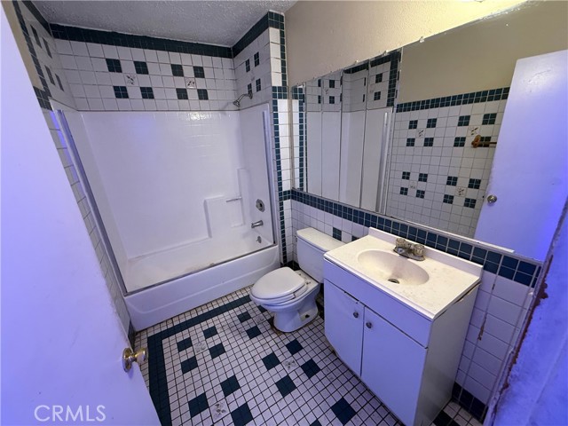 12167 Cheshire Street, Norwalk CA: https://media.crmls.org/medias/3300b20e-a36f-4588-b204-073884732a43.jpg