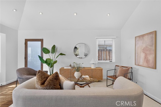 3050 Reid Ave, Culver City CA: https://media.crmls.org/medias/3300f292-acca-4dcd-8c2e-0b4476019b6a.jpg