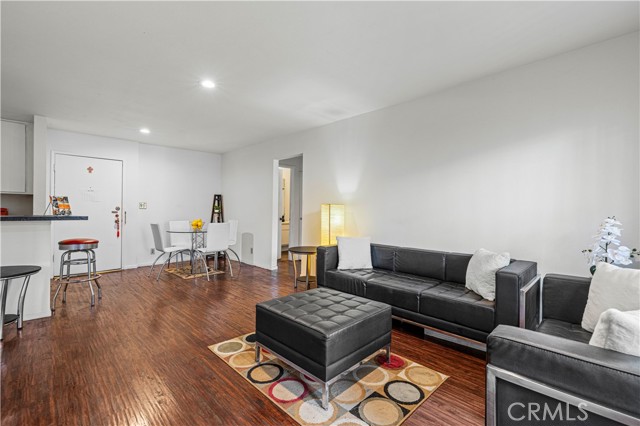 525 S Ardmore Ave, Los Angeles CA: https://media.crmls.org/medias/33018d29-1008-466c-8019-4a3f43e1e2d7.jpg