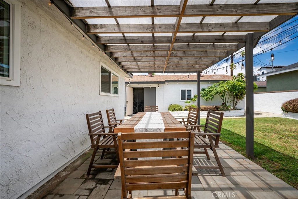 https://media.crmls.org/medias/33036f00-958e-49e9-a061-67799fc0c867.jpg?preset=X-Large