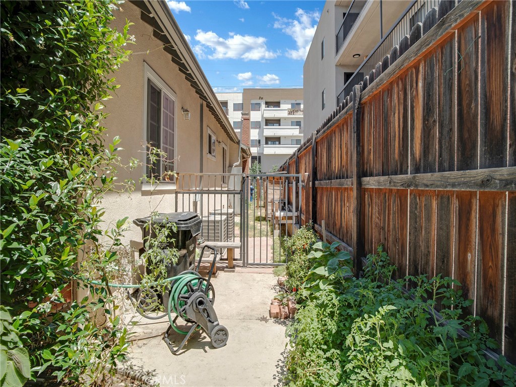 https://media.crmls.org/medias/3303d693-c181-4dcb-984b-785781a3556f.jpg?preset=X-Large