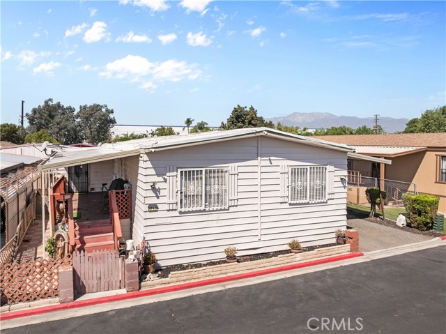 350 S Willow AVe, Rialto CA: https://media.crmls.org/medias/3303f3f5-9e54-45cd-8798-17e71e1aacb0.jpg