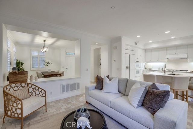 2569 Bungalow Place, Corona del Mar CA: https://media.crmls.org/medias/3304b634-5173-480c-9977-8ecc19887b53.jpg