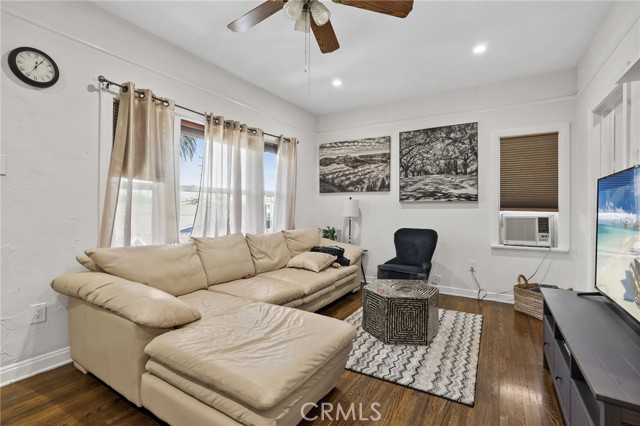 932 Coronado Avenue, Long Beach CA: https://media.crmls.org/medias/33076583-c79c-48f8-b085-cf07d1c8ae4a.jpg
