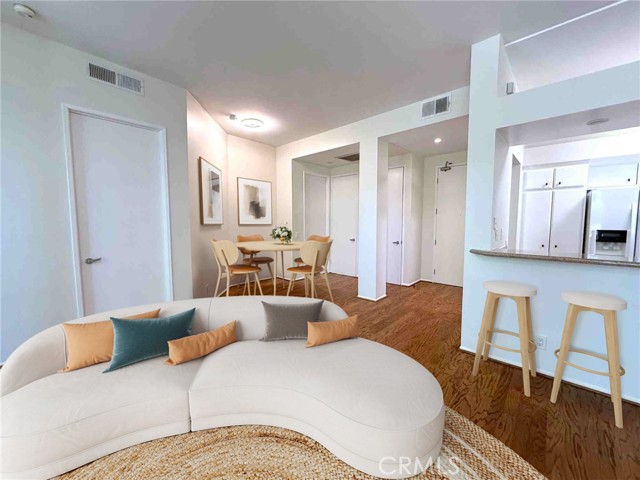 5151 Balboa Boulevard, Encino CA: https://media.crmls.org/medias/330b1e50-d5cf-4b7e-b589-774367da2a46.jpg