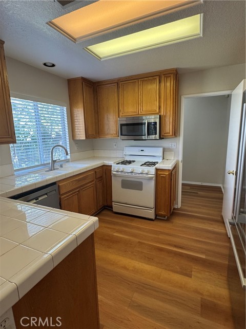1402 Sutherland Drive, Riverside CA: https://media.crmls.org/medias/330caf55-c283-430c-8caa-195ab78745ce.jpg