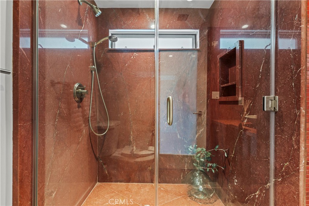 https://media.crmls.org/medias/330d4361-50d9-40d8-a063-97811a2b3fac.jpg?preset=X-Large