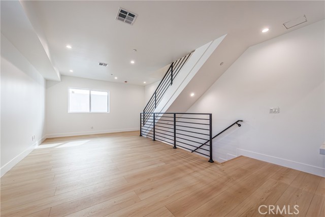 Detail Gallery Image 17 of 26 For 5209 W 20th St #2,  Los Angeles,  CA 90016 - 3 Beds | 3/1 Baths