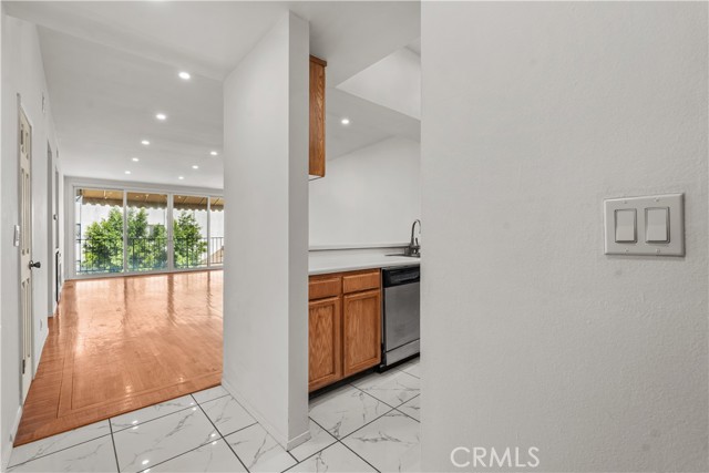 Detail Gallery Image 5 of 35 For 1559 Winona #D3,  Los Angeles,  CA 90027 - 2 Beds | 2 Baths