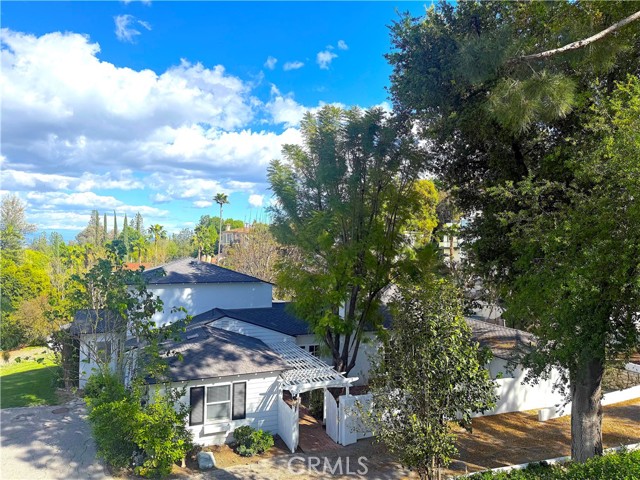 Detail Gallery Image 4 of 25 For 4800 Brewster Dr, Tarzana,  CA 91356 - 4 Beds | 4 Baths