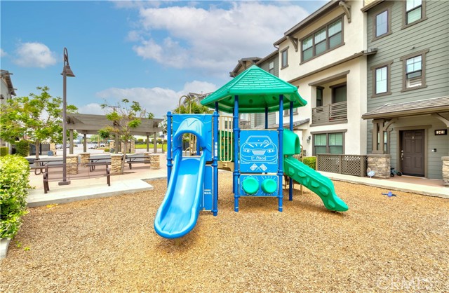 12438 Amesbury Circle, Whittier CA: https://media.crmls.org/medias/3317667a-35b9-41e4-ad55-cf679a953d89.jpg