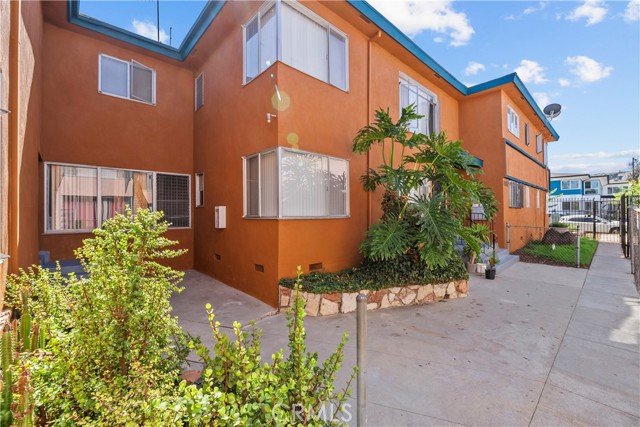 Detail Gallery Image 11 of 40 For 4015 Palmwood Dr, Los Angeles,  CA 90008 - – Beds | – Baths