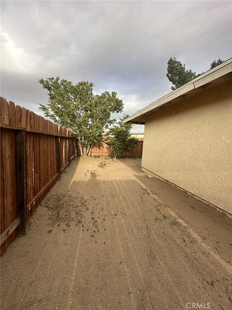 https://media.crmls.org/medias/3318ff5d-c96d-44d7-8e5a-99fcdd93b16c.jpg?preset=X-Large
