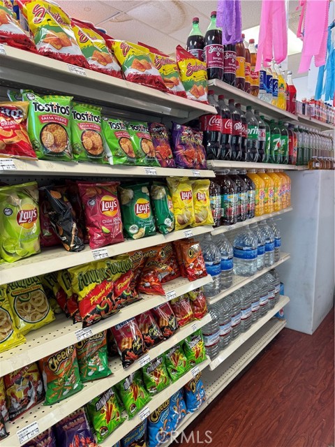 17480 Arrow Boulevard, Fontana CA: https://media.crmls.org/medias/3319e175-133b-44e7-bb65-16bd1730b482.jpg