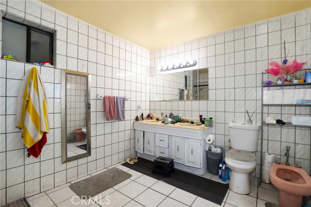 7545 White Oak Avenue, Reseda CA: https://media.crmls.org/medias/331c2cae-d580-44db-8b5a-8691bd54be2d.jpg