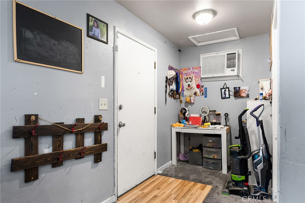 https://media.crmls.org/medias/331c65de-b6d7-4904-ad01-59a580582e57.jpg?preset=X-Large